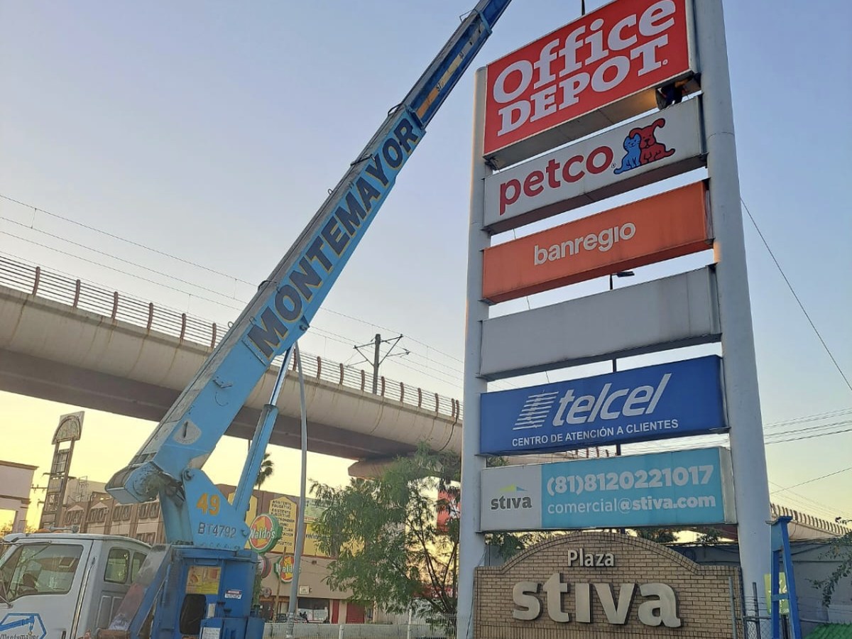 Maniobra de grúa en Plaza Stiva Apodaca