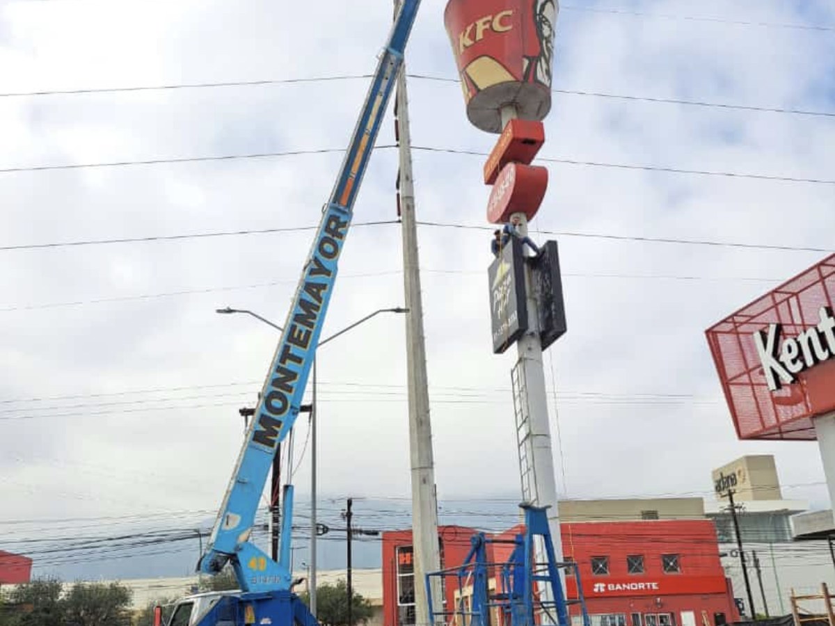 Elevación de señalización KFC con grúa en Monterrey