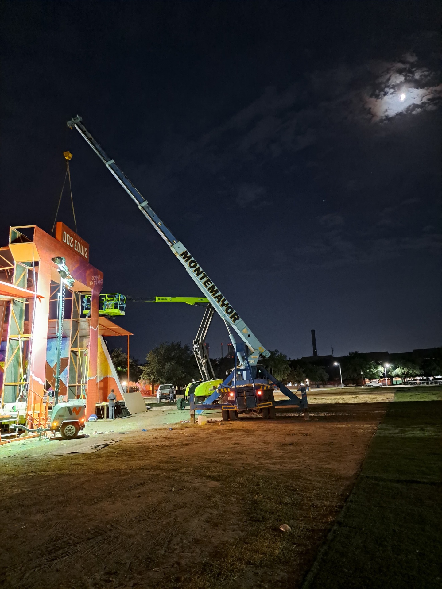 Grúa Montemayor en montaje nocturno escenario Dos Equis