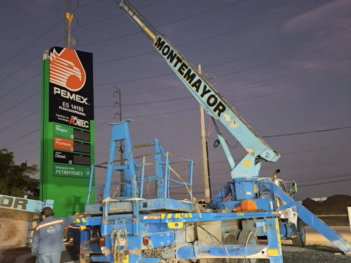 Maniobra nocturna PEMEX con grúa Montemayor en Nuevo León