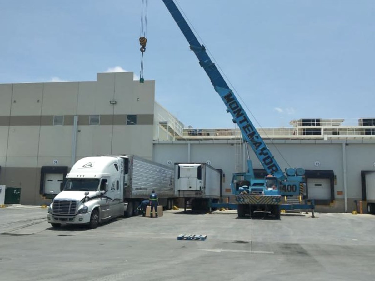 Montaje de nave industrial con grúa en Monterrey