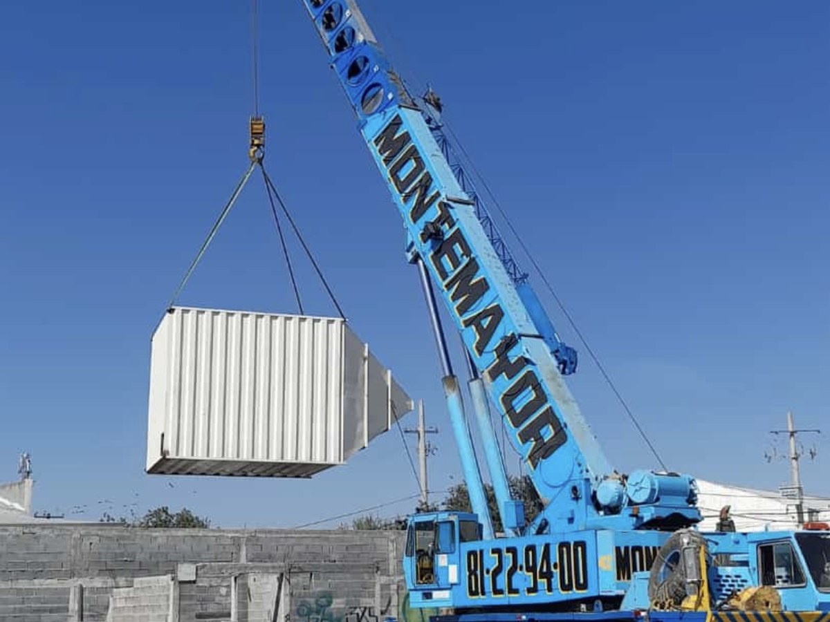 Elevación de contenedor con grúa en Monterrey