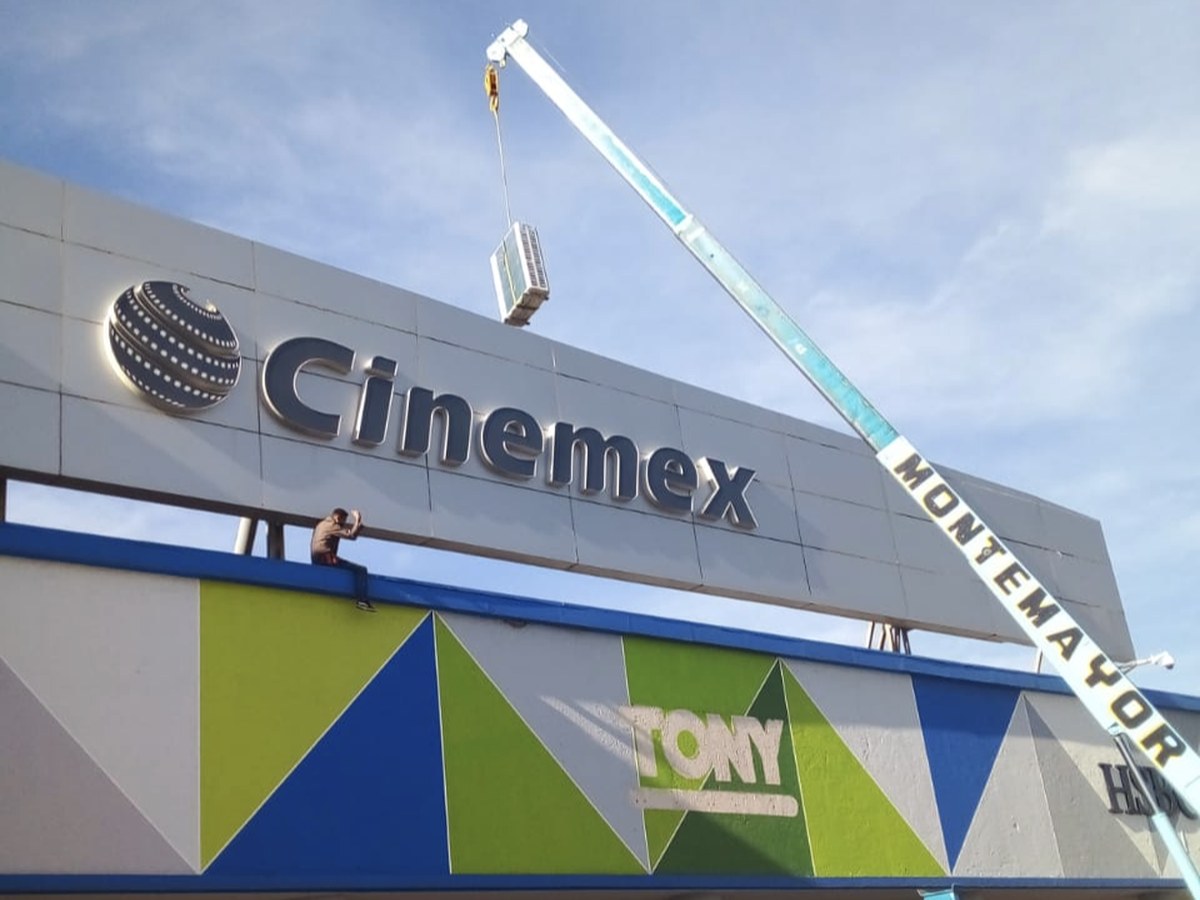 Maniobra de grúa en proyecto Cinemex Monterrey