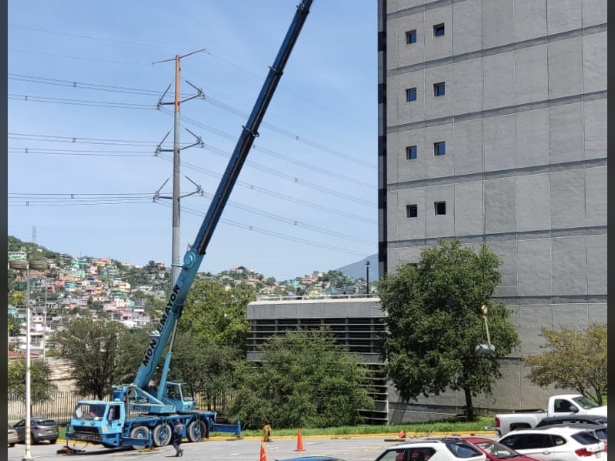 Maniobra en altura con grúa en Monterrey